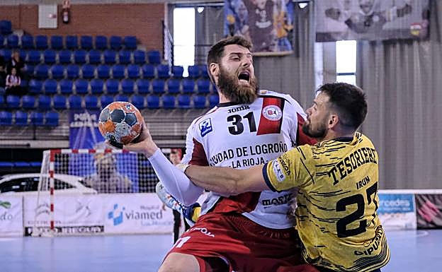 Juan del Arco intenta lanzar pese al ataque de Tesorieri.