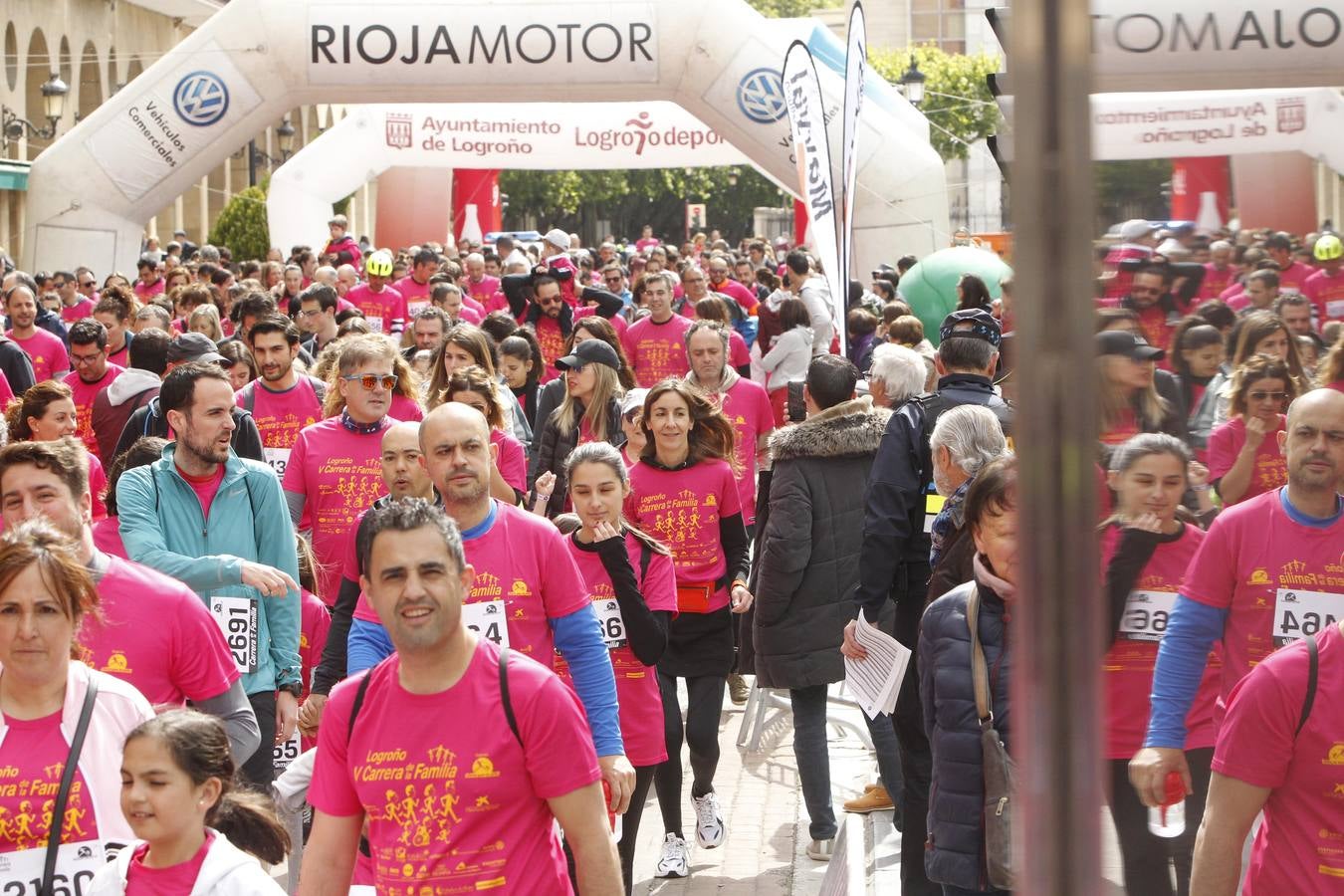 Fotos: Multitudinaria participación en la Carrera de la Familia (I)