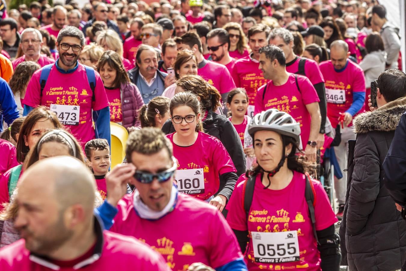 Fotos: Multitudinaria participación en la Carrera de la Familia (I)