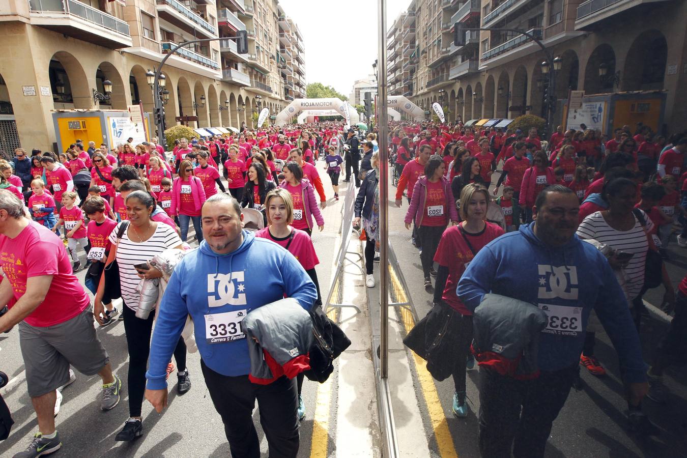 Fotos: Multitudinaria participación en la Carrera de la Familia (I)