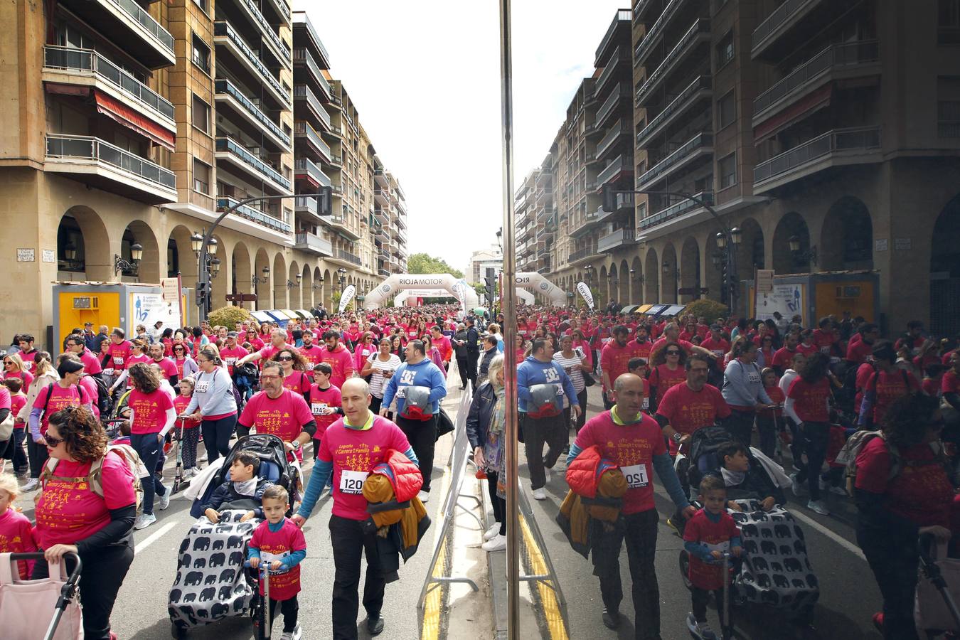 Fotos: Multitudinaria participación en la Carrera de la Familia (I)