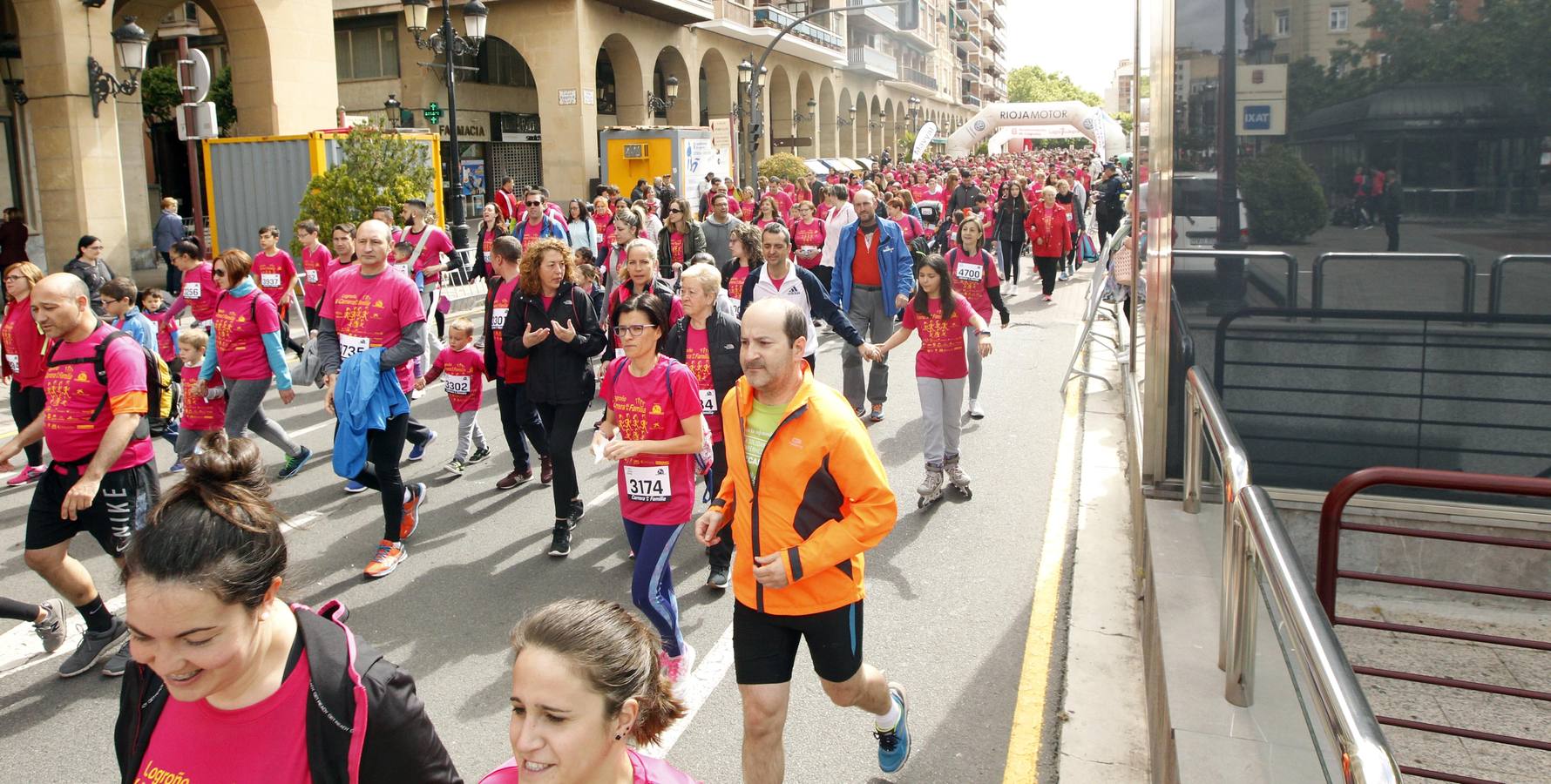 Fotos: Multitudinaria participación en la Carrera de la Familia (I)