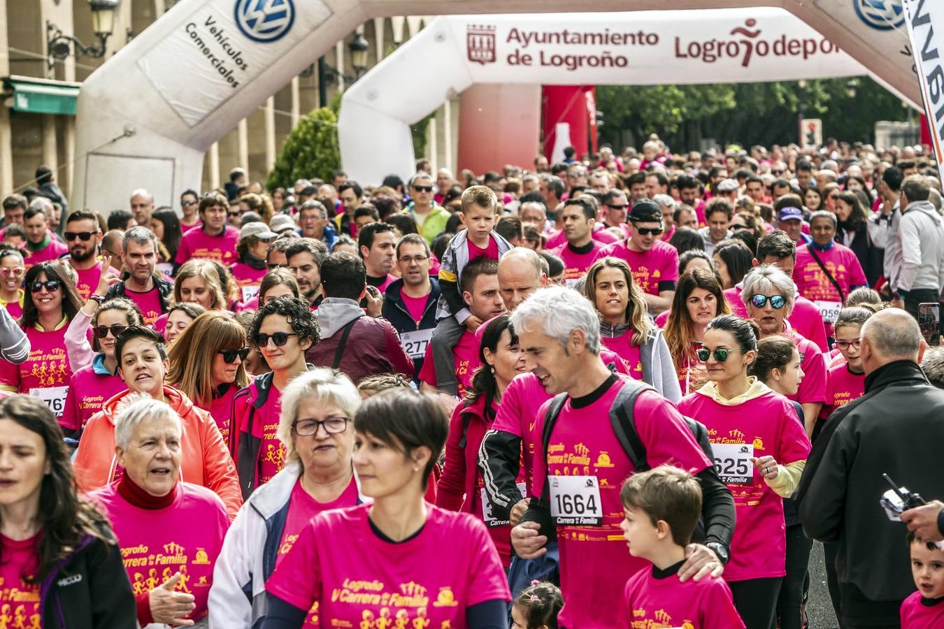 Fotos: Multitudinaria participación en la Carrera de la Familia (I)