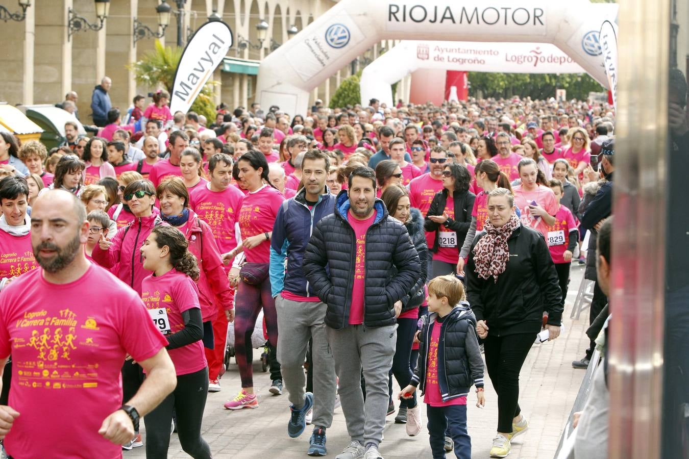 Fotos: Multitudinaria participación en la Carrera de la Familia (II)