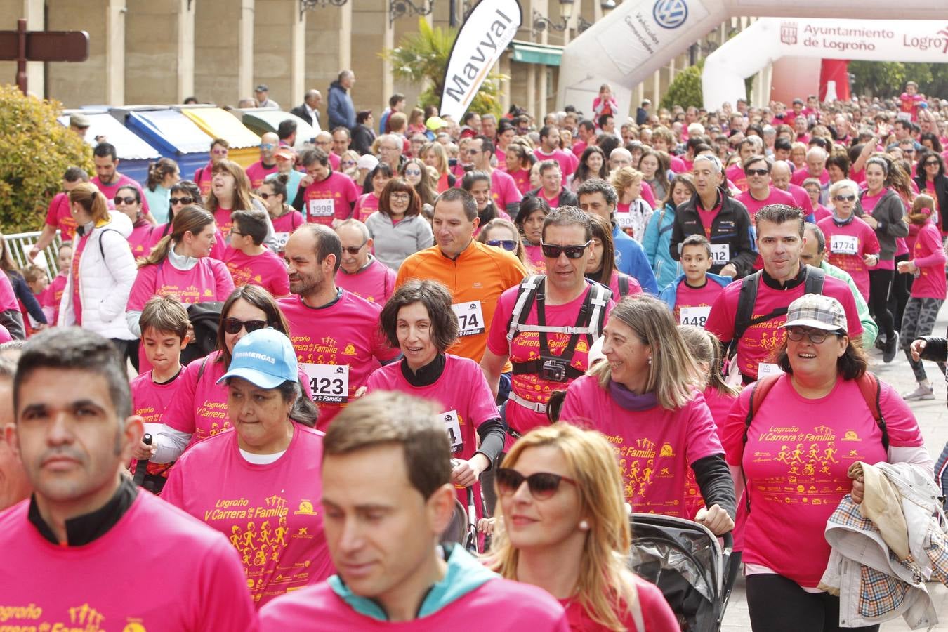 Fotos: Multitudinaria participación en la Carrera de la Familia (II)