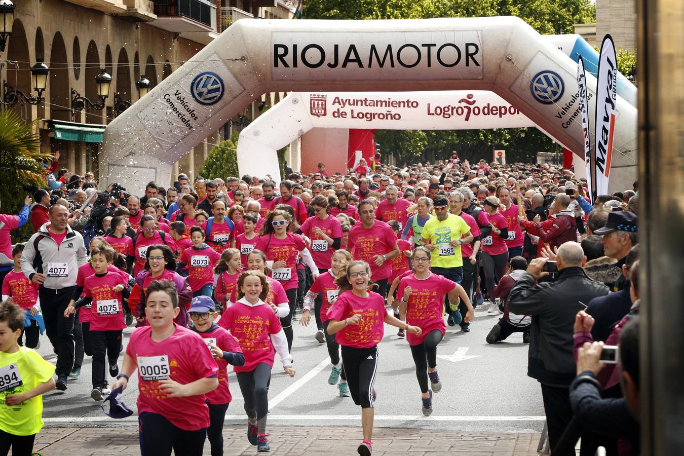 Fotos: Multitudinaria participación en la Carrera de la Familia (II)