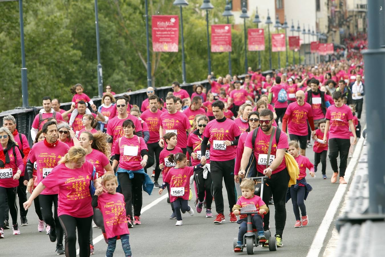 Fotos: Multitudinaria participación en la Carrera de la Familia (II)