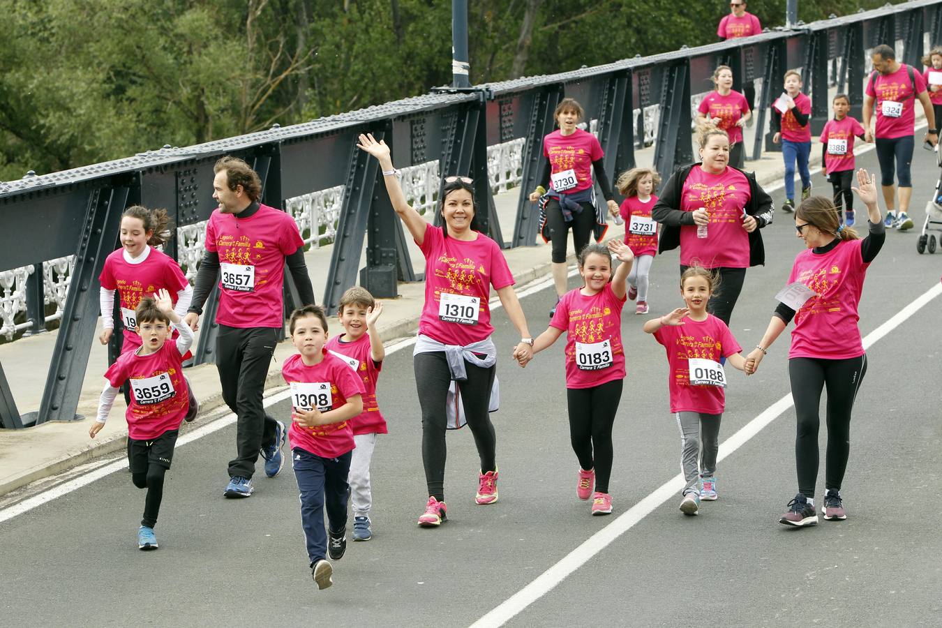 Fotos: Multitudinaria participación en la Carrera de la Familia (II)