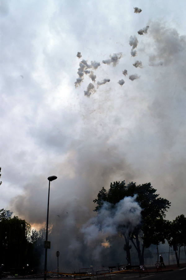 Mucho ruido y olor al pólvo en el Parque del Ebro