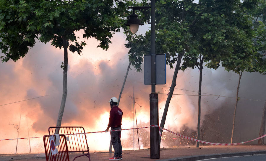 Mucho ruido y olor al pólvo en el Parque del Ebro