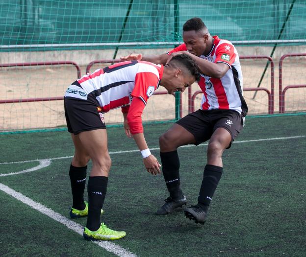 Alí y Jhan celebran el primer gol del partido obra del 10 blanquirrojo a pase del delantero.