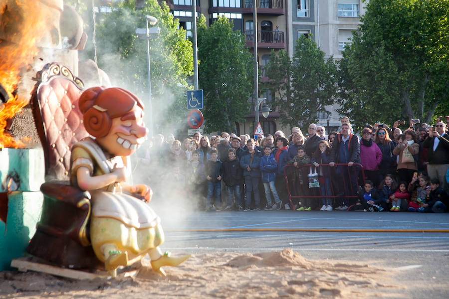 Cientos de personas se acercaron al acto final de las 'fallas' que se han venido celebrando en los últimos días