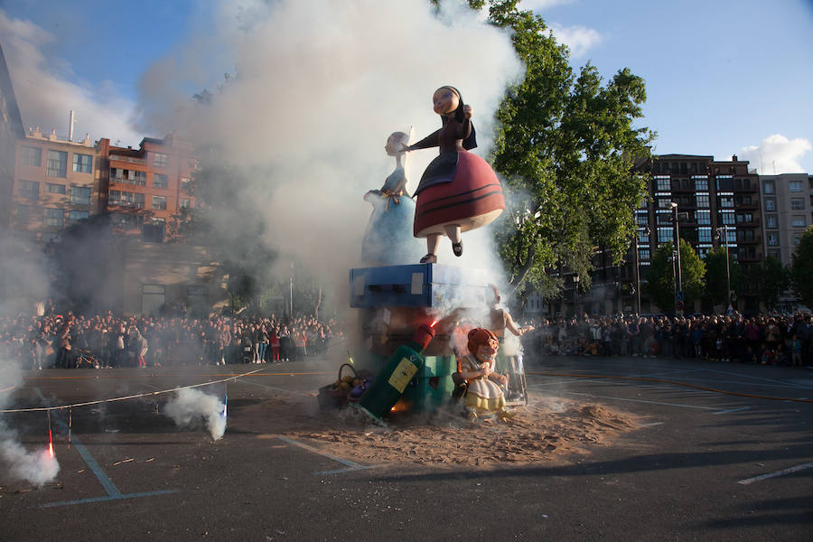 Cientos de personas se acercaron al acto final de las 'fallas' que se han venido celebrando en los últimos días