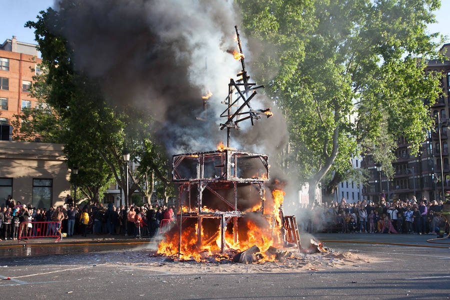 Cientos de personas se acercaron al acto final de las 'fallas' que se han venido celebrando en los últimos días