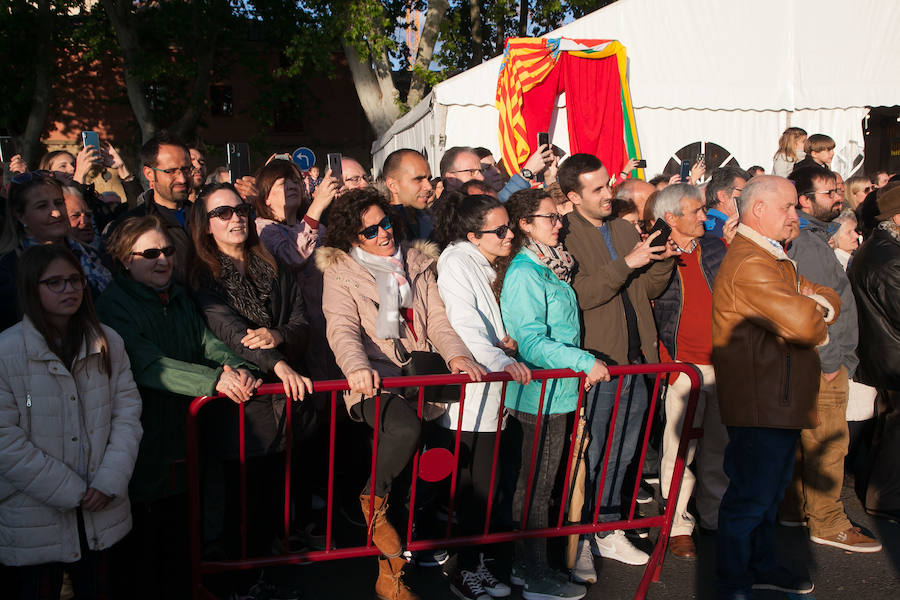 Cientos de personas se acercaron al acto final de las 'fallas' que se han venido celebrando en los últimos días