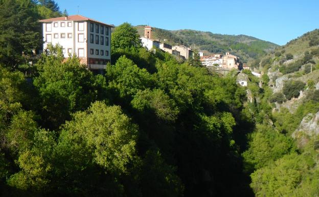 Vista de Ortigosa desde el puente que cruza el desfiladero hacia las cuevas