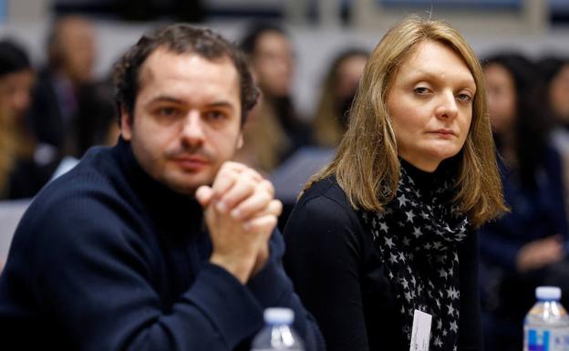 Rachel Lambert (dcha.), mujer de Vincent Lambert,y Francois Lambert (izda), primo del paciente, en una imagen de archivo ante el Tribunal de Derechos Humanos de Estrasburgo, defendiendo la muerte digna.