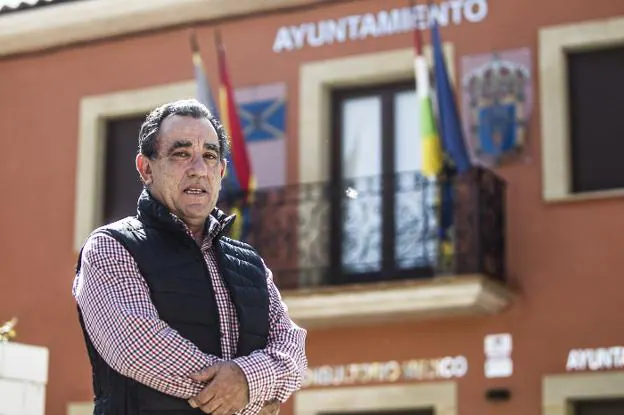 Luis María Melón, alcalde de Alesón, junto al edificio del Ayuntamiento. :: 