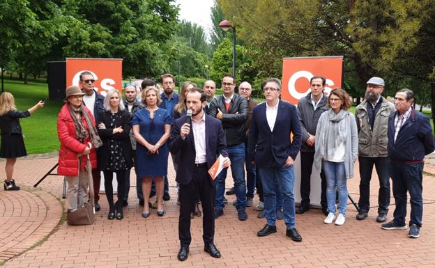 Candidatos de Ciudadanos , este viernes, en el parque del Ebro 