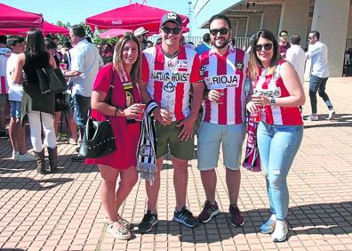 Imagen secundaria 1 - Desde hora y media antes del partido la afición estuvo animando.