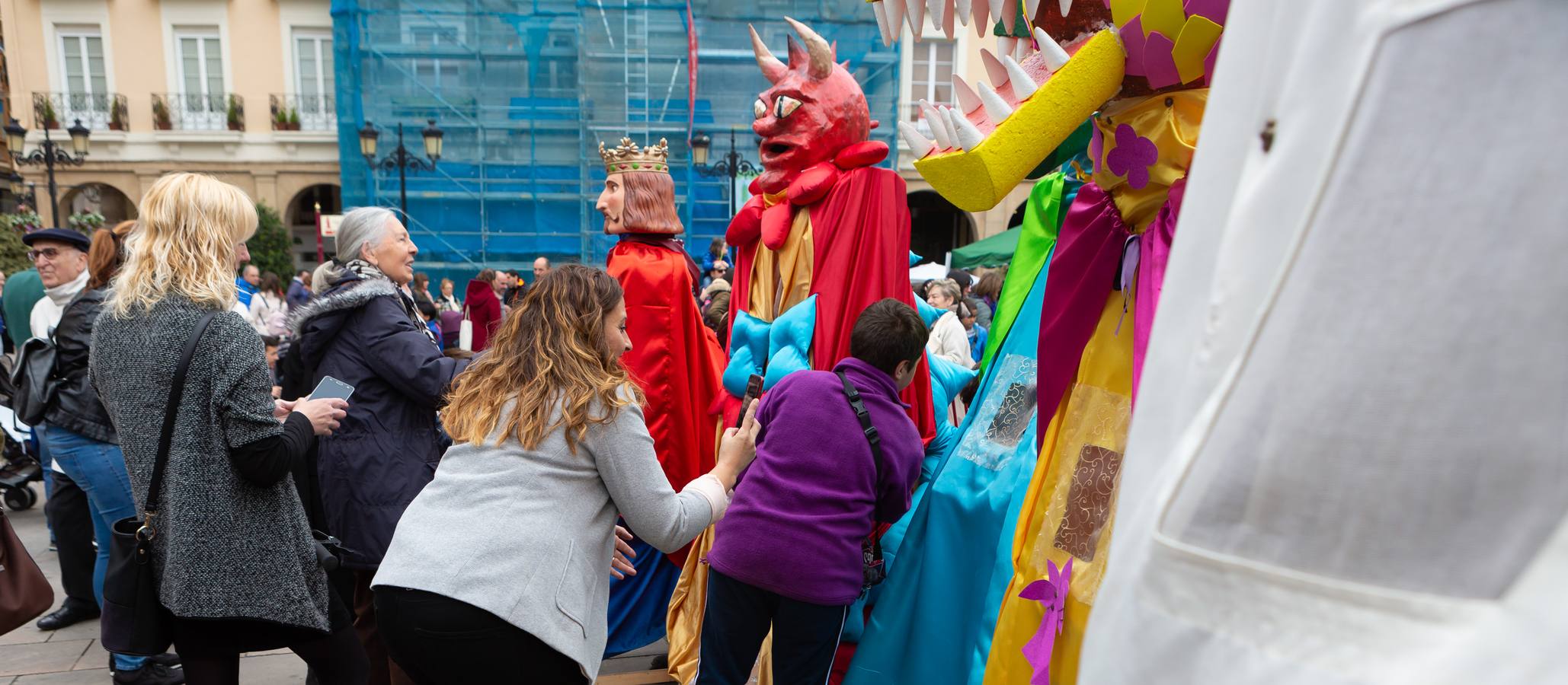 Han salido este sábado a la plaza logroñesa en la que ha habido actividades y una representación teatral