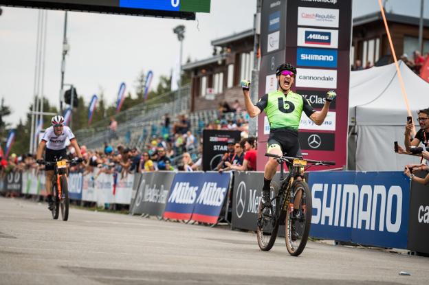 Dascalu celebra el triunfo tras un emocionante final en Nove Mesto. :: brujula bike racing team