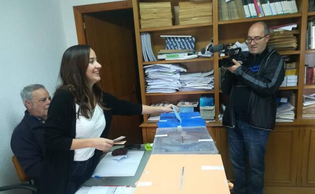 La presidenta de mesa de Villarroya votando .