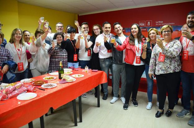 Celebración de los socialistas en la sede del PSOE de Calahorra. :: i.á.