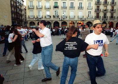 Imagen secundaria 1 - Desfile de cofradías participantes en el I Encuentro de Hermandades y Cofradías de la Diócesis. | Rueda cubana para conseguir un record | Los participantes en la I Marcha Senderista por los Montes de Anguiano en el primer avituallamiento. 