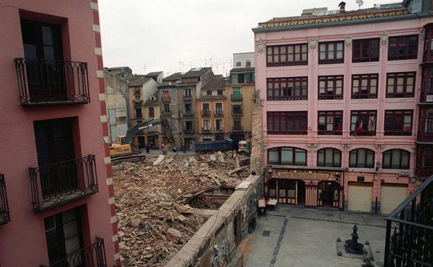 Derribo del Teatro Moderno de Logroño, para ser sustituido por un edificio de cines. 