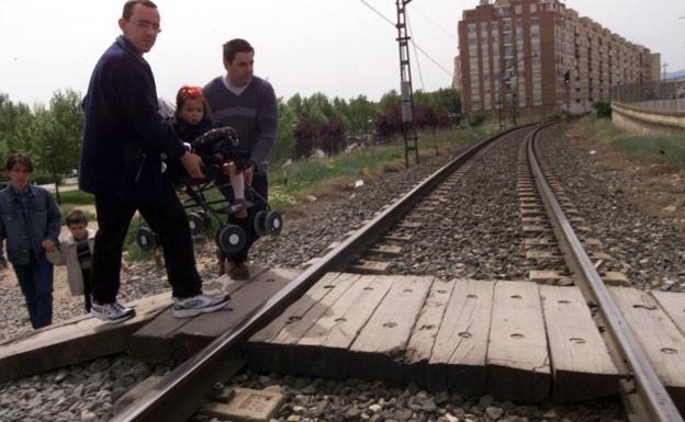 Paso a nivel sobre las vías de ferrocarril en la calle Gonzalo de Berceo, escenario de accidentes causados por el tren.