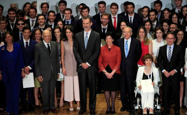 La foto de familia tras la entrega de las becas.