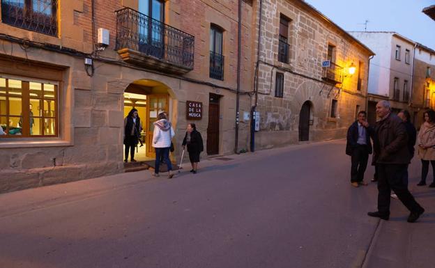 San Asensio, durante la consulta por el castillo. 