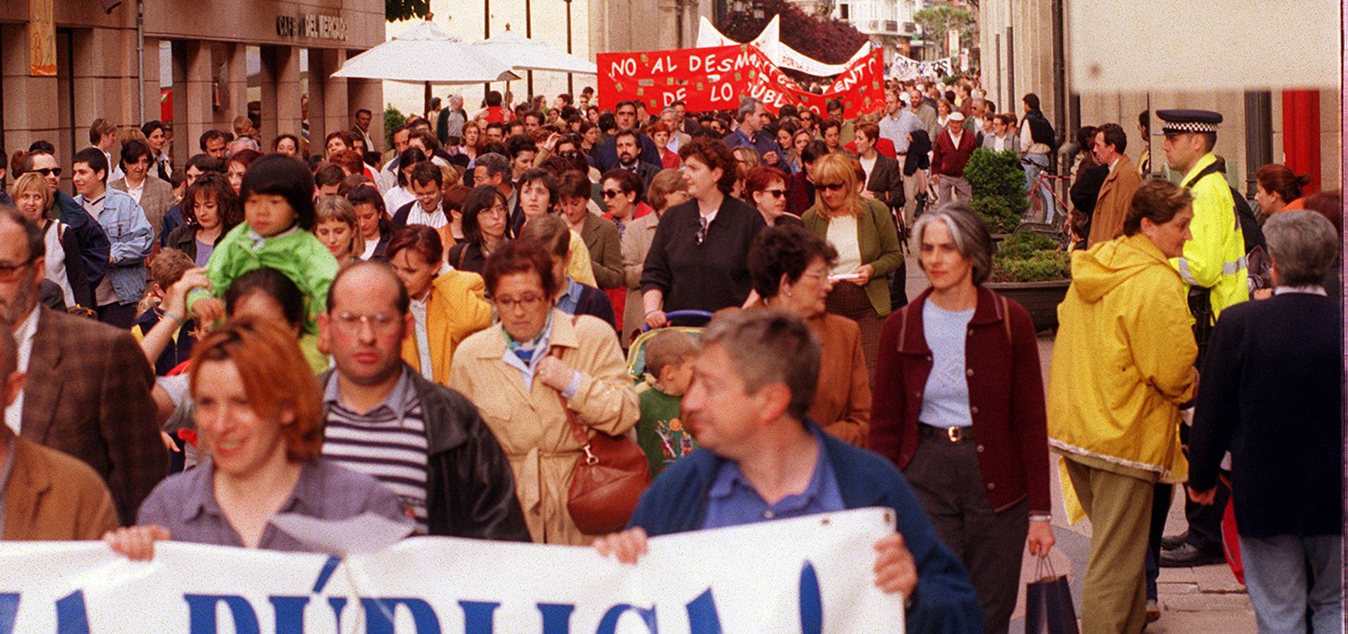 Cabecera de la manifestación en protesta por la política del Gobierno del Partido Popular y de su Consejería de Educación, convocada por la Plataforma para la Enseñanza Pública. 