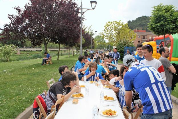 La paella junto al río se está convirtiendo en un clásico. 