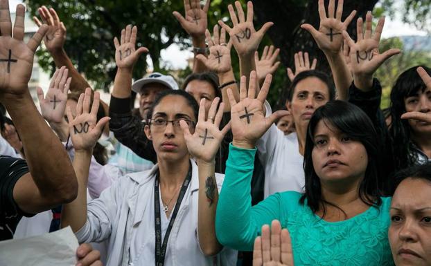 Protesta por la falta de trasplantes y medicamentos en Caracas.