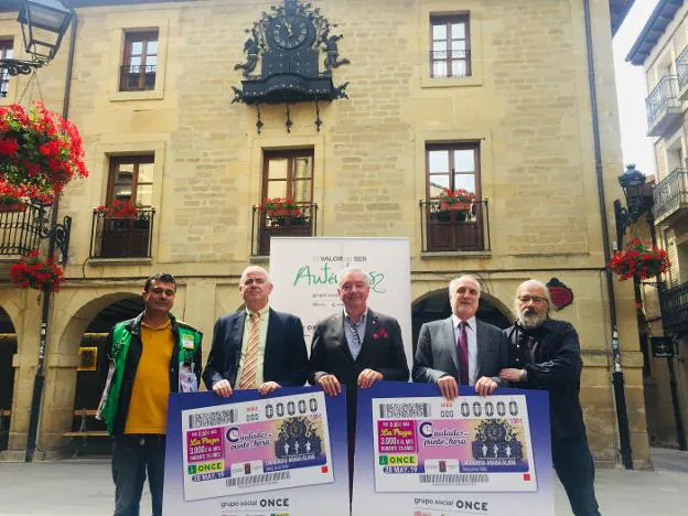 Representantes del Ayuntamiento y la ONCE, con el cupón. :: l.r.