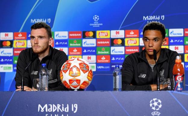 Andrew Robertson y Trent Alexander-Arnold, durante la rueda de prensa. 