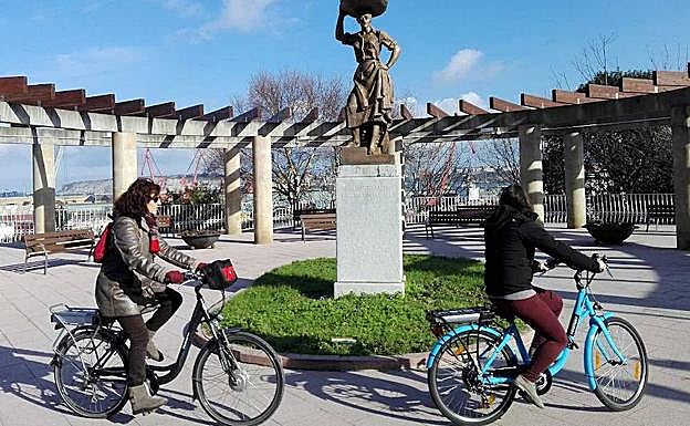 Dos bicicletas eléctricas de pedaleo asistido, que no requieren ni matriculación ni permiso.