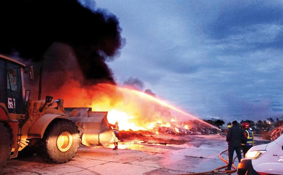 El propietario de la planta de reciclaje de Pradejón, entre los tres detenidos por el incendio que la arrasó