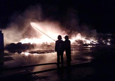 Imagen secundaria 1 - El propietario de la planta de reciclaje de Pradejón, entre los tres detenidos por el incendio que la arrasó