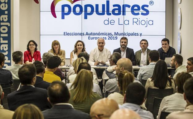 Ceniceros, flanqueado por la cúpula del partido, presidió el comité ejecutivo .