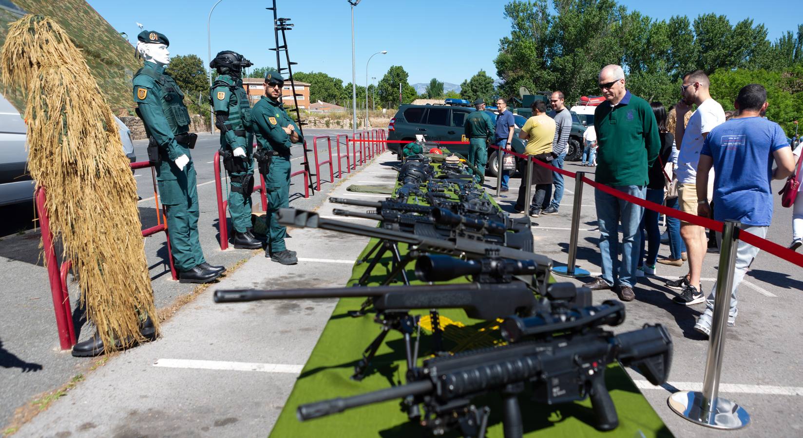 Varias unidades del Ejército de Tierra muestran este viernes algunos de sus equipos operativos en Logroño como muestra de agradecimiento a la ciudad, por el acogimiento que recibieron hace un año en la celebración del Día de las Fuerzas Armadas en la capital riojana