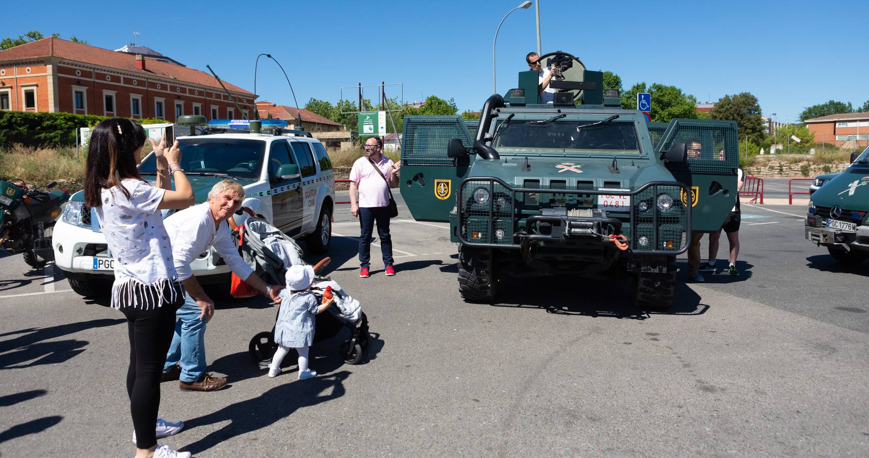 Varias unidades del Ejército de Tierra muestran este viernes algunos de sus equipos operativos en Logroño como muestra de agradecimiento a la ciudad, por el acogimiento que recibieron hace un año en la celebración del Día de las Fuerzas Armadas en la capital riojana