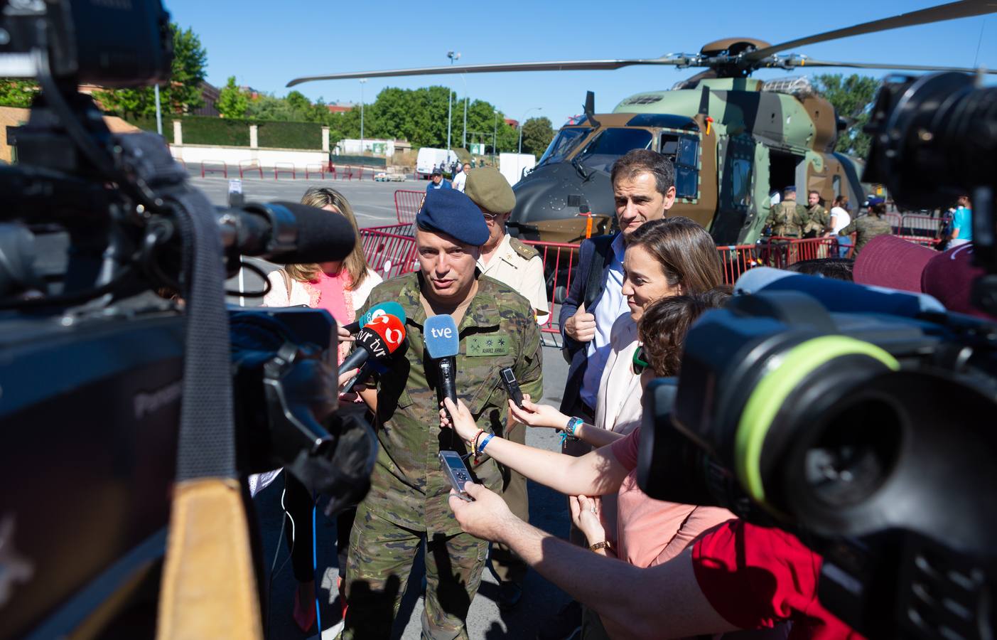 Varias unidades del Ejército de Tierra muestran este viernes algunos de sus equipos operativos en Logroño como muestra de agradecimiento a la ciudad, por el acogimiento que recibieron hace un año en la celebración del Día de las Fuerzas Armadas en la capital riojana