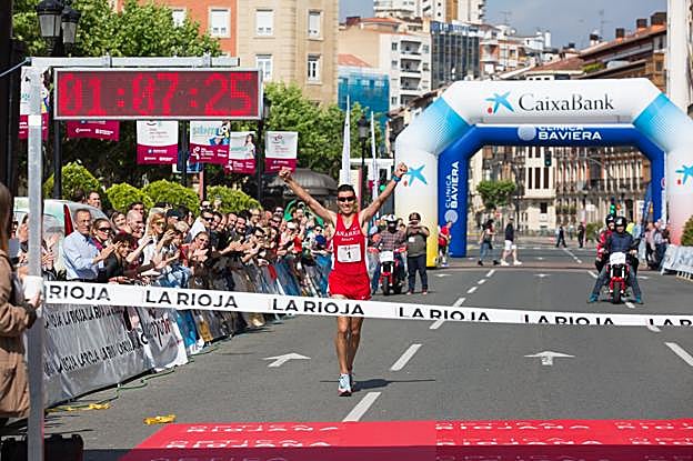 Camilo Santiago levanta los brazos a su entrada en meta, en la edición del año pasado. 