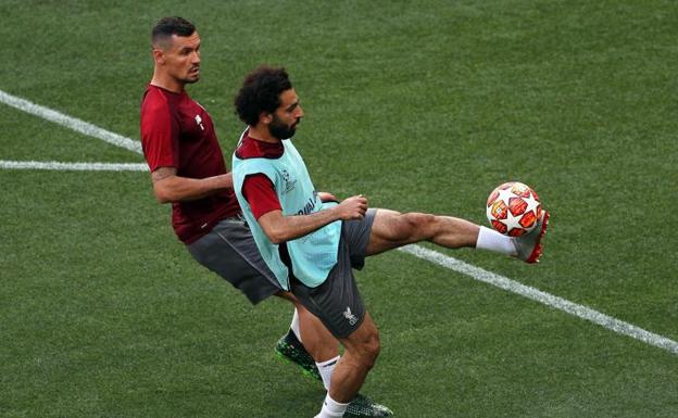 Salah, en una acción ante Lovren durante el entrenamiento del Liverpool en el Metropolitano. 