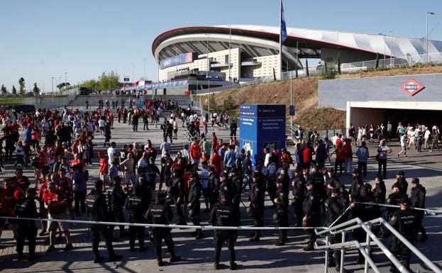 Agentes de la Policía Nacional montan guardia para establecer un dispositivo de seguridad en torno al estadio Wanda Metropolitano.