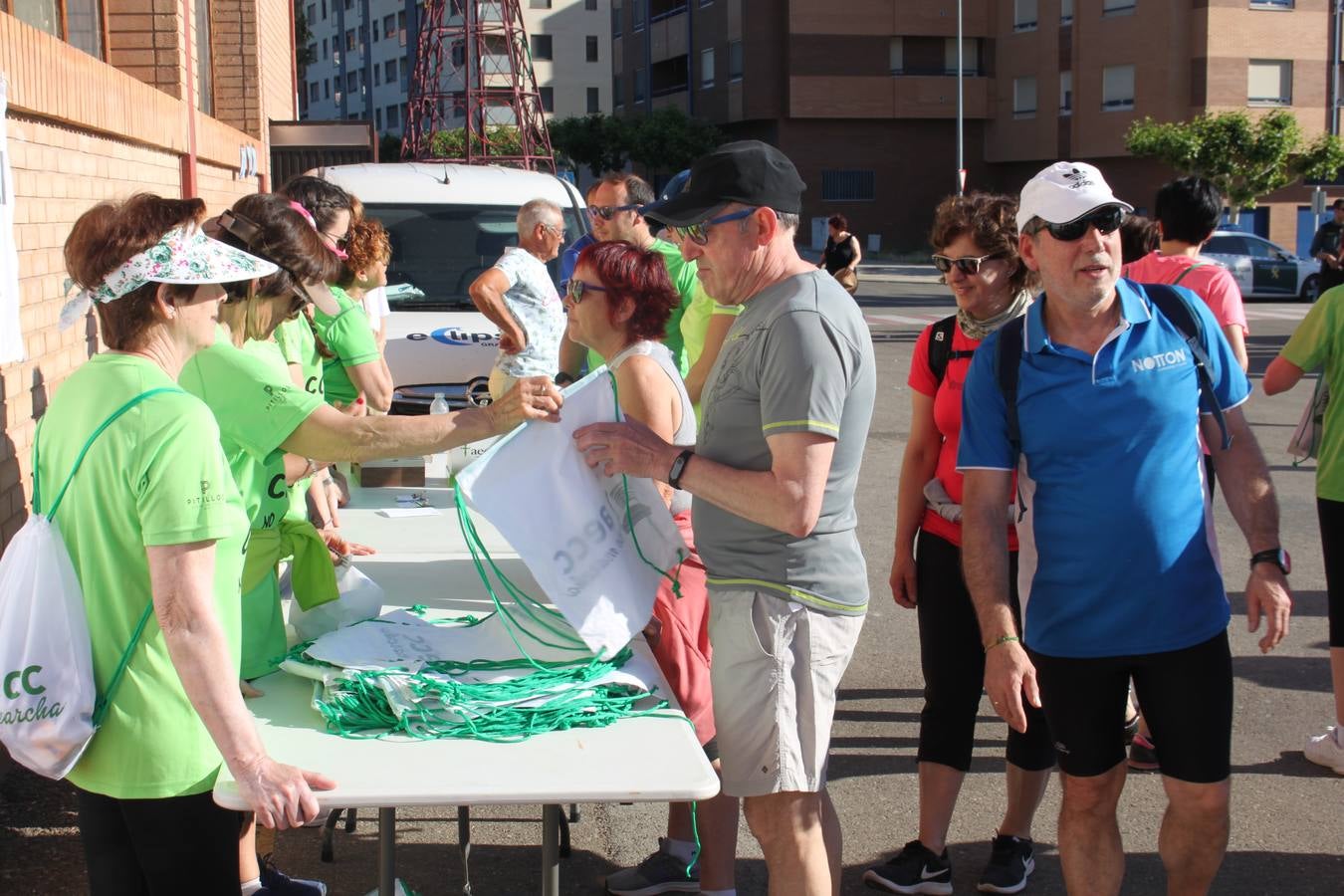 Fotos: Más de 120 personas participan en la XIV Marcha Arnedo-Arnedillo a favor de los proyectos de la AECC