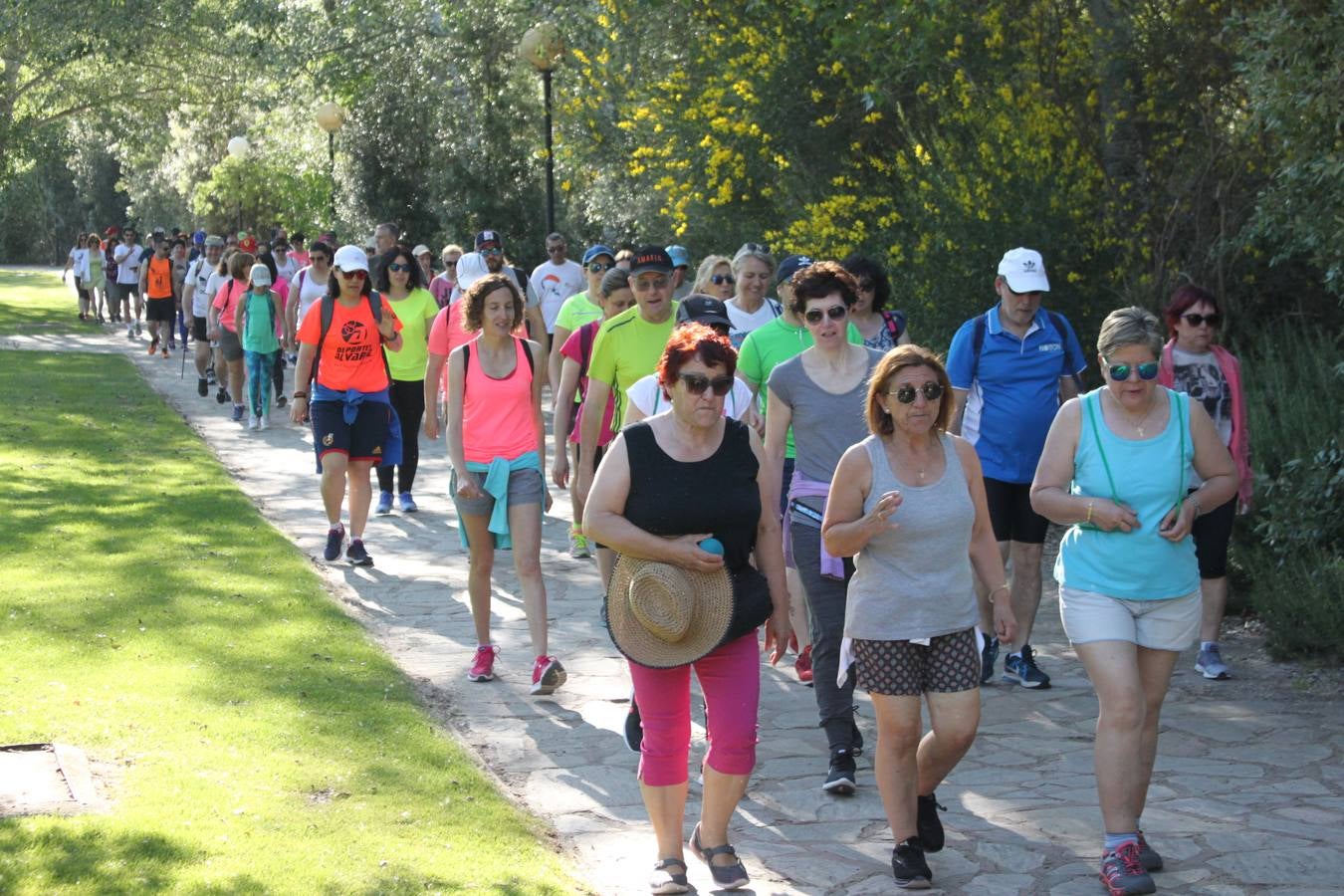 Fotos: Más de 120 personas participan en la XIV Marcha Arnedo-Arnedillo a favor de los proyectos de la AECC